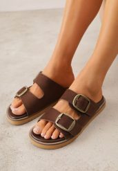 Brązowe Klapki VICES Ozdobione Dużymi Klamrami Jenniviane. Brązowe klapki damskie Renee, z aplikacjami, z materiału, bez obcasa, na płaskiej podeszwie. Za 99.99 zł.