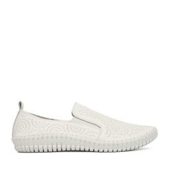 Półbuty Go Soft. Białe półbuty damskie GO SOFT, bez wzorów, bez obcasa, na płaskiej podeszwie. Za 169.99 zł.