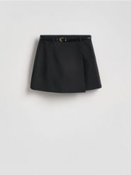 Spódnico-szorty z paskiem - czarny. Czarne szorty damskie Reserved, bez wzorów, z tkaniny. Za 99.99 zł.
