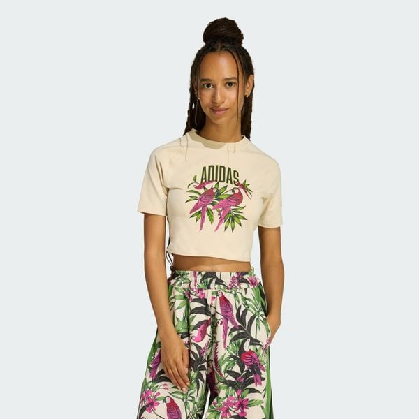 KOSZULKA ADIDAS x FARM RIO GRAPHIC T-SHIRT CROPPED. Białe bluzki damskie Adidas, bez kołnierzyka, bez ramiączek. Za 149.00 zł.
