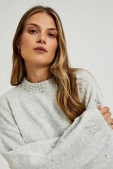 Sweter ozdobiony perełkami szary. Szare swetry klasyczne damskie MOODO, l, z elastanu, bez kołnierzyka. W wyprzedaży za 59.98 zł.