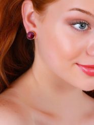 L'Atelier de Gaia Pozłacane kolczyki-wkrętki z agatem rozmiar: onesize. Różowe kolczyki damskie L'Atelier de Gaia, z agatem, pozłacane. Za 39.99 zł.