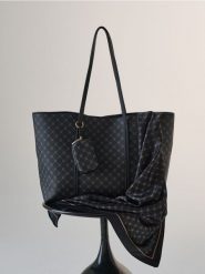 Duża torba tote w monogram z portfelem - czarny. Czarne torebki klasyczne damskie Sinsay, bez wzorów, duże, bez dodatków. Za 59.99 zł.