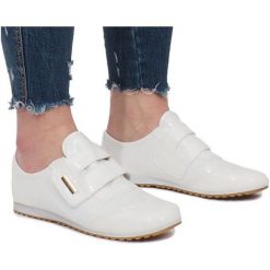 Białe Półbuty Na Rzepy Denise. Białe półbuty damskie ButyModne, bez wzorów, z lakierowanej skóry, eleganckie, bez obcasa, na płaskiej podeszwie. Za 59.00 zł.