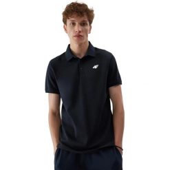 Koszulka polo męska 4F 4FWSS26TPTSM0987. Niebieskie koszulki polo męskie 4f, m, bez wzorów, z bawełny, bez ramiączek. Za 99.99 zł.