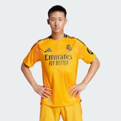 Koszulka Real Madrid 24/25 Away Authentic. Brązowe t-shirty sportowe męskie Adidas, l, z materiału, bez ramiączek, do piłki nożnej. Za 335.65 zł.