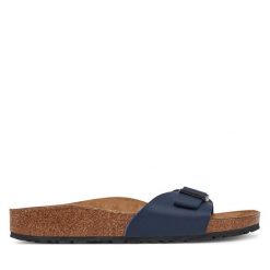 Klapki Birkenstock. Czarne klapki damskie Birkenstock, bez wzorów, bez obcasa. Za 289.99 zł.
