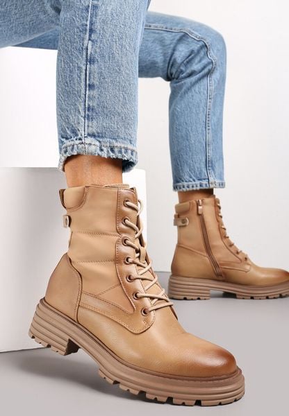 Beżowe Botki w Stylu Workerów Grunge Lenikka. Brązowe botki damskie Renee, z jeansu, bez obcasa, na płaskiej podeszwie, bez zapięcia. Za 79.99 zł.