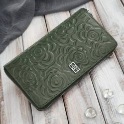 Ciemnozielony portfel damski skórzany z tłoczeniem kwiatowym RFID Paolo Peruzzi AL-13-GB. Portfele damskie bez wzorów, ze skóry. Za 89.00 zł.