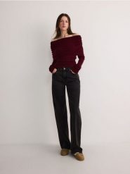 Sweter z odkrytymi ramionami - ciemnofioletowy. Fioletowe swetry klasyczne damskie Reserved, l, z dzianiny, bez kołnierzyka. W wyprzedaży za 55.99 zł.