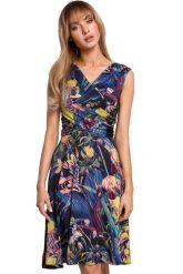 Sukienka w kwiaty z kopertowym dekoltem niebieska. Niebieskie sukienki damskie Sukienki.shop, na co dzień, l, bez wzorów, z dzianiny, eleganckie, bez kołnierzyka, bez ramiączek, dopasowane. Za 209.00 zł.