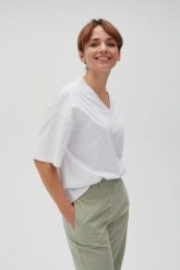 Luźny t-shirt z dekoltem w serek biały. Białe t-shirty damskie MOODO, l, bez wzorów, z bawełny, bez kołnierzyka. W wyprzedaży za 34.99 zł.
