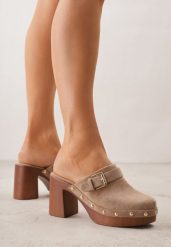 Ciemnobeżowe Klapki na Obcasie Typu Chodaki Ozdobione Nitami i Klamrami Herminna. Brązowe klapki damskie Born2be, bez wzorów, z jeansu, bez obcasa, na obcasie. Za 139.99 zł.