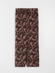 Wiskozowe spodnie wide leg z motywem roślinnym - wielobarwny. Spodnie materiałowe damskie Sinsay, bez wzorów, z wiskozy. Za 39.99 zł.