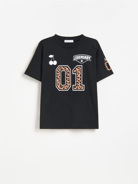 T-shirt z nadrukiem - czarny. Czarne koszulki dziewczęce Reserved, bez wzorów, z tkaniny, bez ramiączek. Za 39.99 zł.