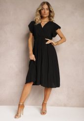 Czarna Sukienka z Trójkątnym Dekoltem z Gumką w Pasie o Plisowanym Kroju Doetta. Czarne sukienki damskie Renee, m, bez wzorów, eleganckie, bez kołnierzyka, bez ramiączek, midi, plisowane. W wyprzedaży za 48.99 zł.