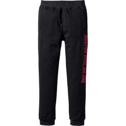 Spodnie sportowe z nadrukiem bonprix czarny. Czarne spodnie sportowe męskie bonprix. Za 69.99 zł.
