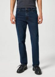 MĘSKIE SPODNIE JEANSOWE WRANGLER GREENSBORO INDIGO NOIR 112357411. Niebieskie spodnie materiałowe męskie Wrangler, bez wzorów, z jeansu. W wyprzedaży za 159.99 zł.