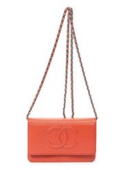 Chanel Skórzana torebka w kolorze pomarańczowym - 19 x 10 x 3 cm rozmiar: onesize. Pomarańczowe torebki klasyczne damskie Chanel, bez wzorów, z materiału, bez dodatków. Za 13,484.99 zł.