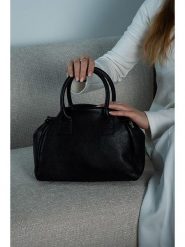 Victor & Hugo Paris Skórzana torebka "Milena" w kolorze czarnym - 38 x 20 x 12 cm rozmiar: onesize. Czarne torebki klasyczne damskie Victor & Hugo Paris, bez wzorów, z materiału, bez dodatków. Za 320.63 zł.