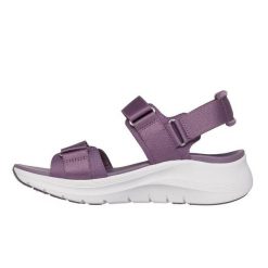 Sandały Skechers Model Arch Fit 2.0 Kolor Fioletowy. Fioletowe sandały damskie Skechers, bez wzorów, z tkaniny, bez obcasa. Za 299.99 zł.