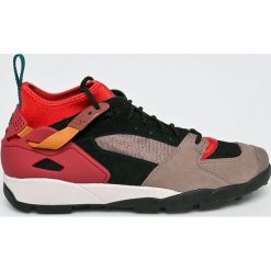 Nike Sportswear - Buty Air Revaderchi. Czerwone buty sportowe na co dzień męskie Nike Sportswear, z gumy, bez zapięcia. W wyprzedaży za 479.90 zł.
