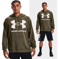 Bluza fitness męska UNDER ARMOUR Rival Fleece z kapturem. Zielone bluzy sportowe męskie Under Armour, bez wzorów, casualowe, bez kołnierzyka, bez ramiączek. W wyprzedaży za 170.90 zł.