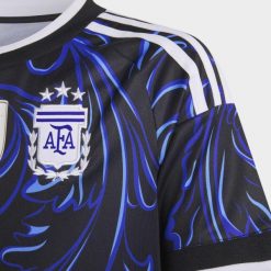 Dziecięca koszulka wyjazdowa Argentyna 26. Czarne bluzki sportowe damskie Adidas, l, z materiału, bez kołnierzyka, bez ramiączek. Za 409.00 zł.