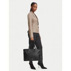 Torebka Armani Exchange. Czarne torebki klasyczne damskie Armani Exchange, bez wzorów, bez dodatków. Za 729.99 zł.