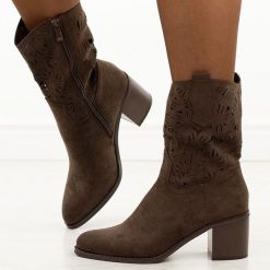 D.Brązowe zamszowe ażurowe botki damskie na obcasie M.Daszyński 2337-12. Brązowe botki damskie M.Daszyński, na jesień, z materiału, eleganckie, bez obcasa, na obcasie, bez zapięcia. Za 209.00 zł.
