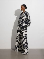 Wzorzyste spodnie palazzo - wielobarwny. Spodnie materiałowe damskie Reserved, bez wzorów, z bawełny. W wyprzedaży za 89.99 zł.