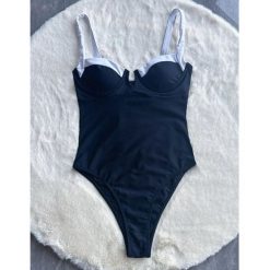 Jednoczęściowy strój kąpielowy z lamówką i wbudowanym stanikiem na lato Aglaja. Czarne stroje jednoczęściowe damskie Intica, m, bez wzorów. Za 169.00 zł.