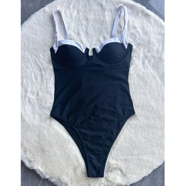 Jednoczęściowy strój kąpielowy z lamówką i wbudowanym stanikiem na lato Aglaja. Czarne stroje jednoczęściowe damskie Intica, m, bez wzorów. Za 169.00 zł.