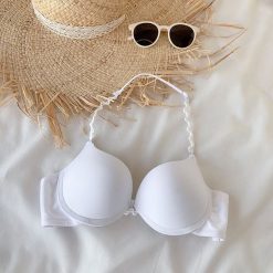 Biustonosz push-up na szyję z wkładkami uniesienie i wsparcie Liset. Białe biustonosze Intica, bez wzorów, z materiału. W wyprzedaży za 69.00 zł.