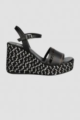 KARL LAGERFELD Czarne sandały Gable. Czarne sandały damskie Karl Lagerfeld, bez wzorów, bez obcasa. W wyprzedaży za 739.99 zł.