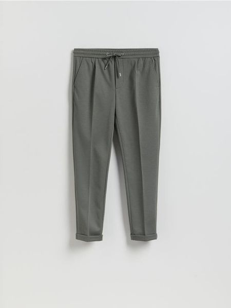 Spodnie regular z włóknem bambusowym - zielony. Zielone spodnie materiałowe męskie Reserved, bez wzorów, z dzianiny. Za 129.99 zł.