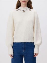 Sweter z biżuteryjną aplikacją - kremowy. Białe swetry klasyczne damskie Reserved, l, z dzianiny, bez kołnierzyka. Za 149.99 zł.