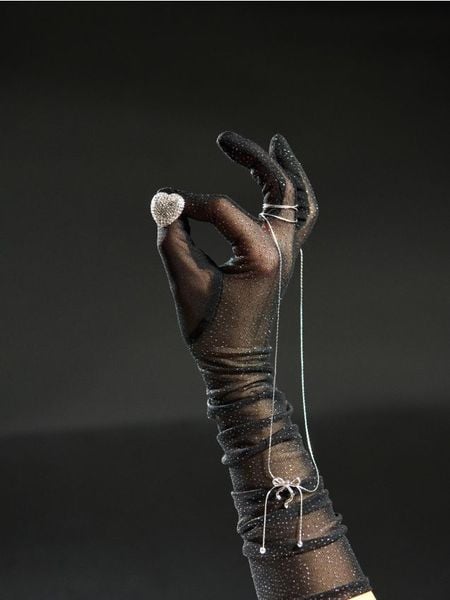 Długie rękawiczki z kryształkami - czarny. Czarne rękawiczki damskie Sinsay, bez wzorów. W wyprzedaży za 15.99 zł.