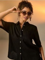 Wiskozowa koszula z krótkim rękawem z domieszką lnu - czarny. Czarne koszule damskie Sinsay, l, bez wzorów, z wiskozy, bez kołnierzyka, bez ramiączek. Za 39.99 zł.