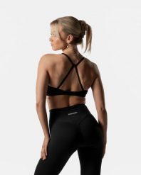 Damski stanik sportowy LuxForm, efekt drugiej skóry – czarny. Czarne biustonosze sportowe damskie AESTHETIC WOLF, bez wzorów, z materiału. Za 169.99 zł.