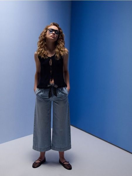 Spodnie jeansowe culotte z materiałowym paskiem - niebieski. Niebieskie spodnie materiałowe damskie Sinsay, bez wzorów, z jeansu. Za 69.99 zł.