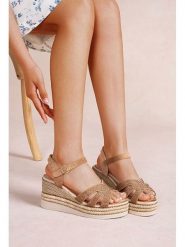 Foreverfolie Sandały w kolorze jasnobrązowym na koturnie rozmiar: 39. Brązowe sandały damskie Foreverfolie, bez wzorów, bez obcasa, na koturnie. Za 117.99 zł.