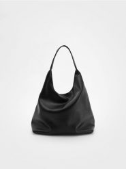Torebka hobo - czarny. Czarne torebki klasyczne damskie Reserved, bez wzorów, ze skóry, bez dodatków. W wyprzedaży za 69.99 zł.