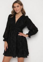 Czarna Rozkloszowana Sukienka Koronkowa z Gumką w Pasie Semittes. Czarne sukienki damskie Born2be, na randkę, l, z aplikacjami, z koronki, eleganckie, bez kołnierzyka, bez ramiączek, mini, rozkloszowane. W wyprzedaży za 143.99 zł.
