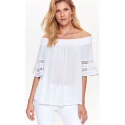 BLUZKA DAMSKA Z KORONKĄ. Białe bluzki damskie TOP SECRET, bez wzorów, z koronki, eleganckie, bez kołnierzyka, bez ramiączek. W wyprzedaży za 44.99 zł.