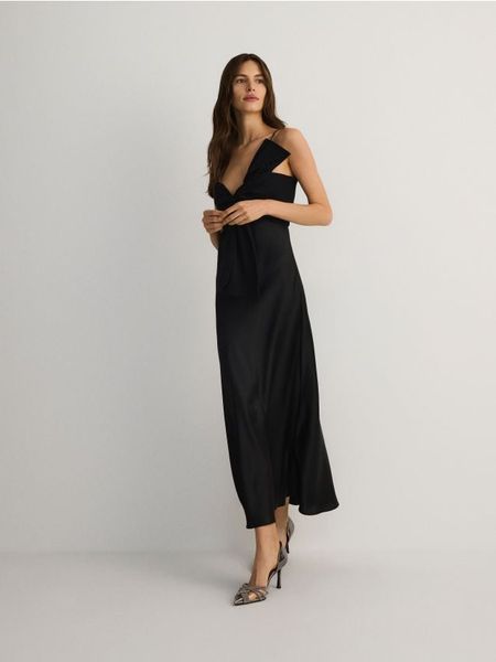 Satynowa sukienka z kokardą - czarny. Czarne sukienki damskie Reserved, na co dzień, l, bez wzorów, z satyny, bez kołnierzyka, bez ramiączek, proste. W wyprzedaży za 139.99 zł.