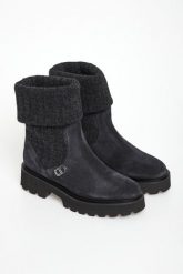 Botki damskie skóra zamszowa CESARE CASADEI. Botki damskie CESARE CASADEI, ze skóry, bez obcasa, bez zapięcia. W wyprzedaży za 2,099.25 zł.