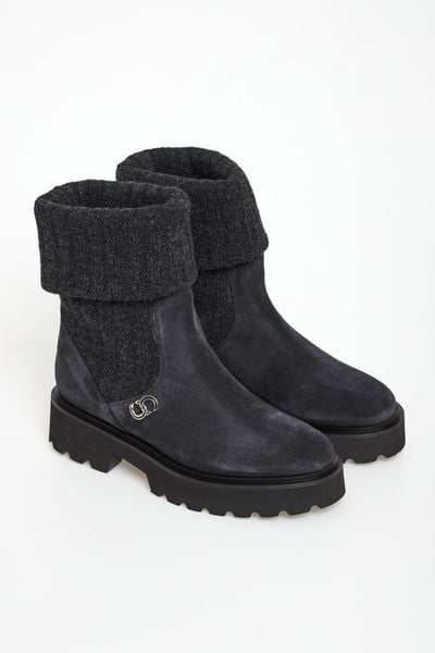 Botki damskie skóra zamszowa CESARE CASADEI. Botki damskie CESARE CASADEI, ze skóry, bez obcasa, bez zapięcia. W wyprzedaży za 1,959.30 zł.