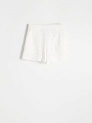 Szorty z ażurowym haftem - biały. Białe szorty damskie Reserved, w ażurowe wzory, z bawełny. W wyprzedaży za 69.99 zł.