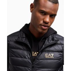 Kamizelka puchowa męska EA7 Emporio Armani sportowa ocieplana czarna. Czarne kamizelki męskie EA7, m, z puchu. Za 569.00 zł.